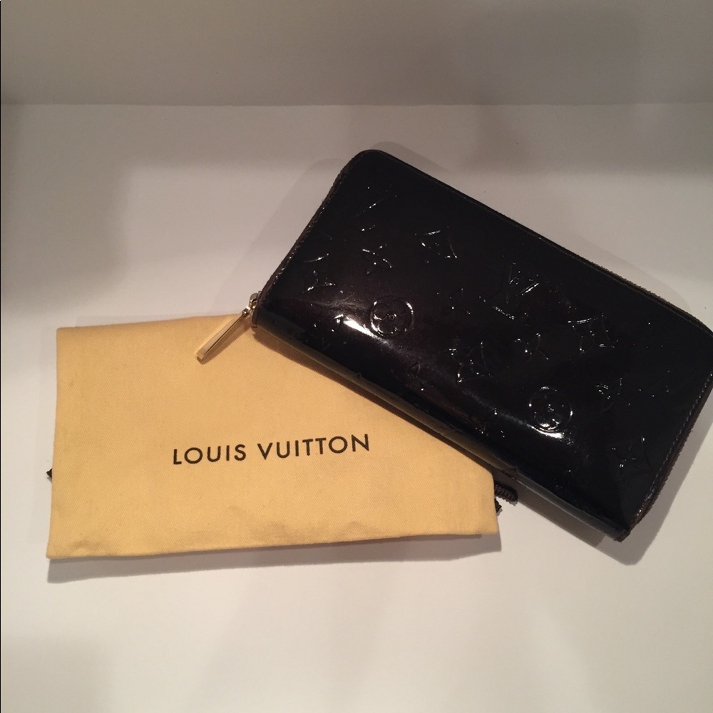 Authentic Louis Vuitton Zippy Wallet